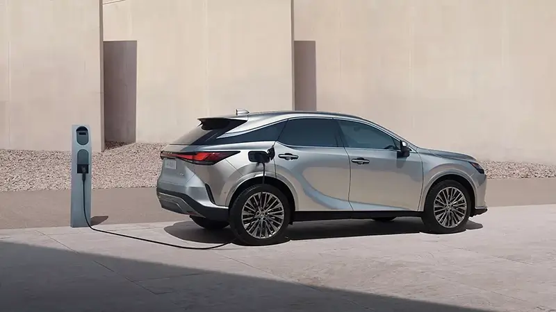 Lexus NX zaparkowany przed domem